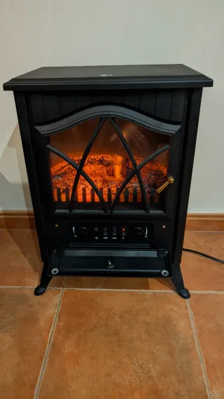 Estufa chimenea negra con detalles dorados