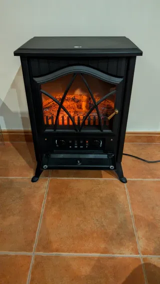 Estufa chimenea negra con detalles dorados