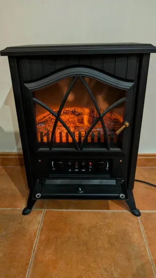 Estufa chimenea negra con detalles dorados