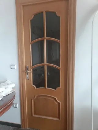 Puerta de interior madera con cristal.