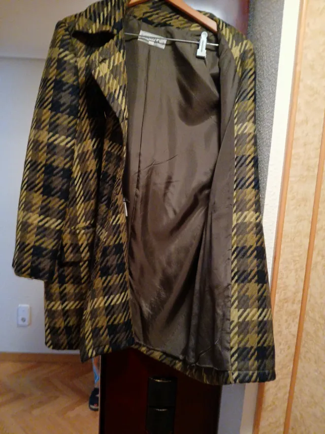 Chaquetón cuadros botones dorados