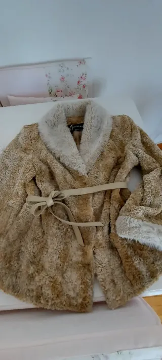 Abrigo de pelo beige y marrón