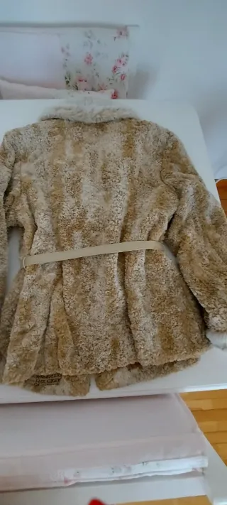 Abrigo de pelo beige y marrón