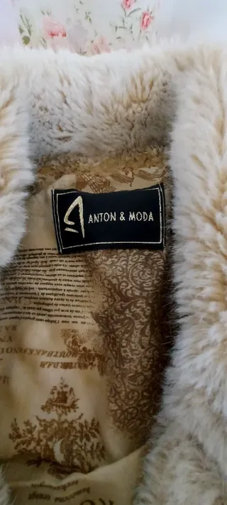 Abrigo de pelo beige y marrón