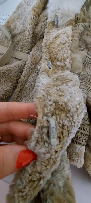 Abrigo de pelo beige y marrón