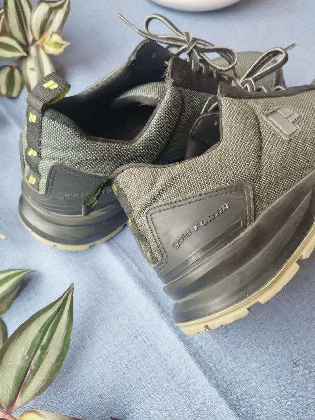 Zapatos de seguridad negros y grises