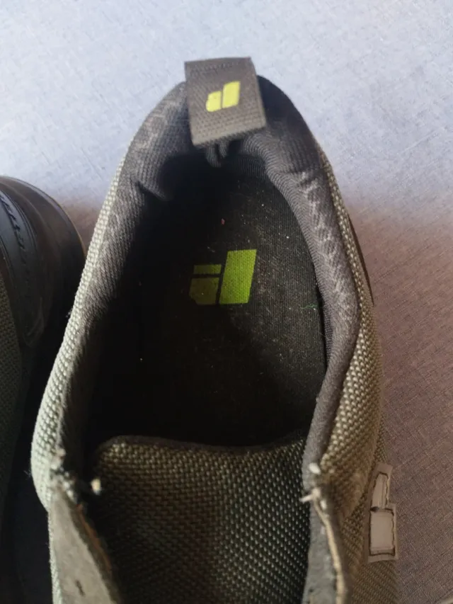 Zapatos de seguridad negros y grises