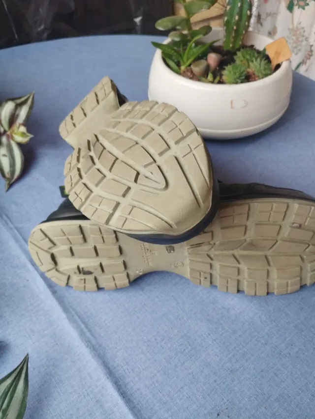 Zapatos de seguridad negros y grises