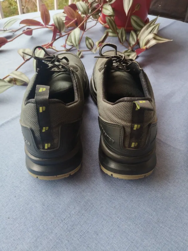 Zapatos de seguridad negros y grises