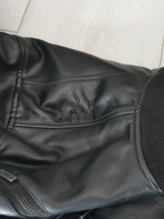 Cazadora negra efecto piel