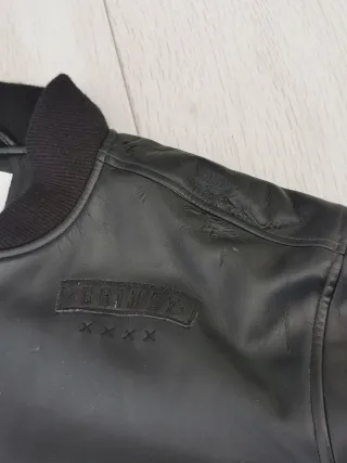 Cazadora negra efecto piel