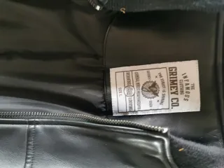 Cazadora negra efecto piel