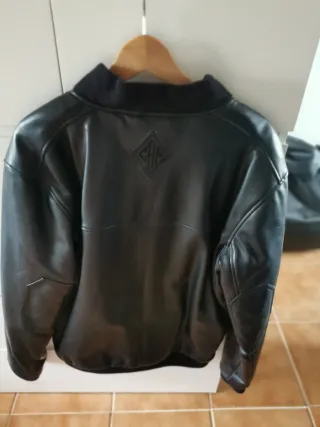 Cazadora negra efecto piel