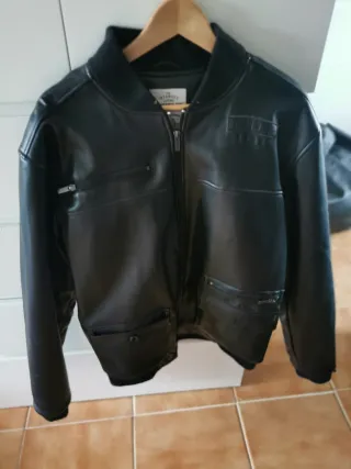 Cazadora negra efecto piel