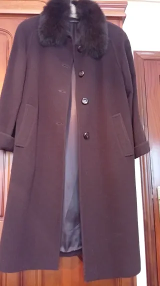 Abrigo lana-cashmere burdeos con cuello pelo