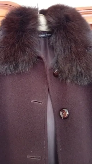 Abrigo lana-cashmere burdeos con cuello pelo