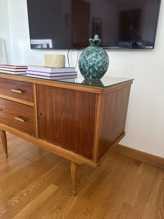 Aparador madera y cristal estilo setentero