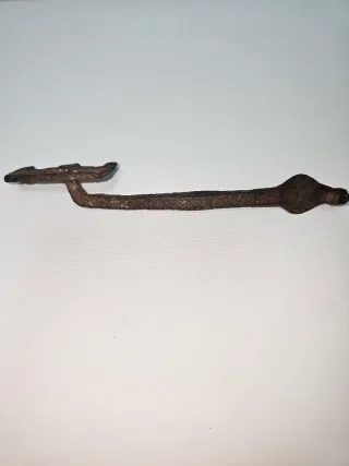 Antigua llave de tres dientes