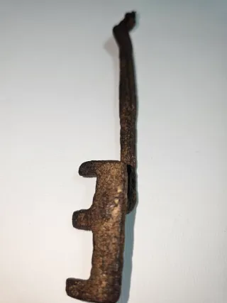 Antigua llave de tres dientes