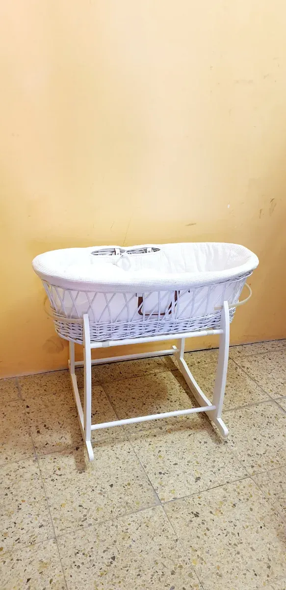 CUNA CON CAPOTA Y SOPORTE DE MADERA