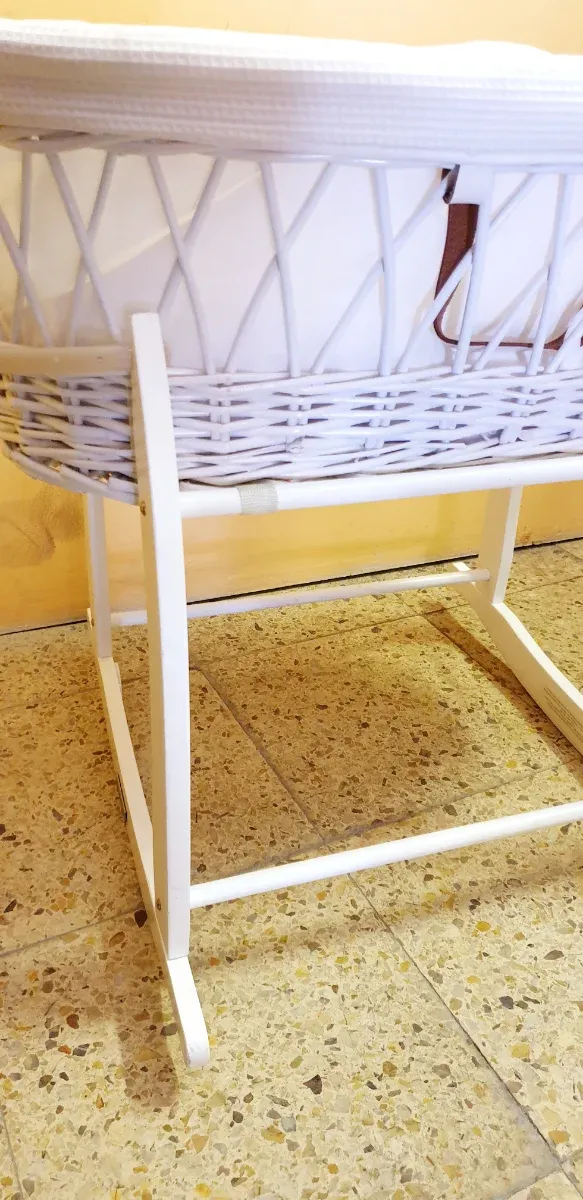 CUNA CON CAPOTA Y SOPORTE DE MADERA