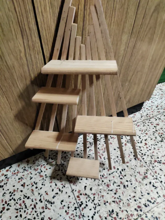 Estantería de madera decorativa