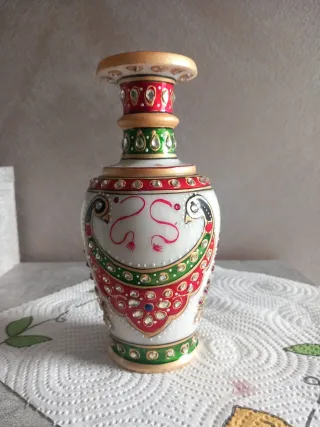 Vaso decorativo in marmo dipinto