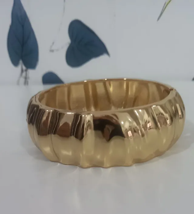 Pulsera dorada acero con diseño texturizado