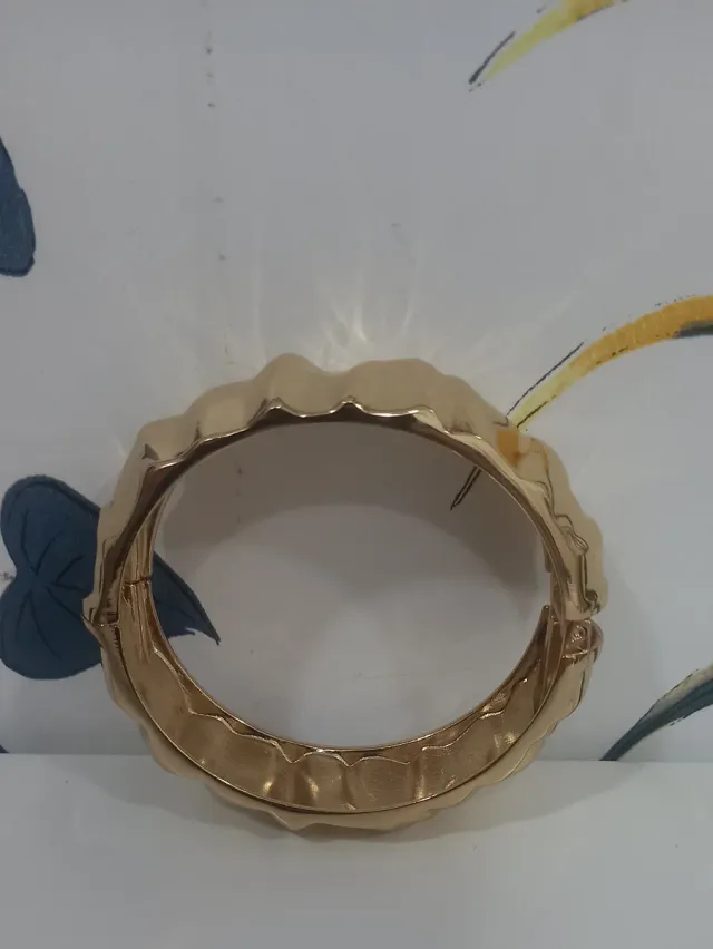 Pulsera dorada acero con diseño texturizado