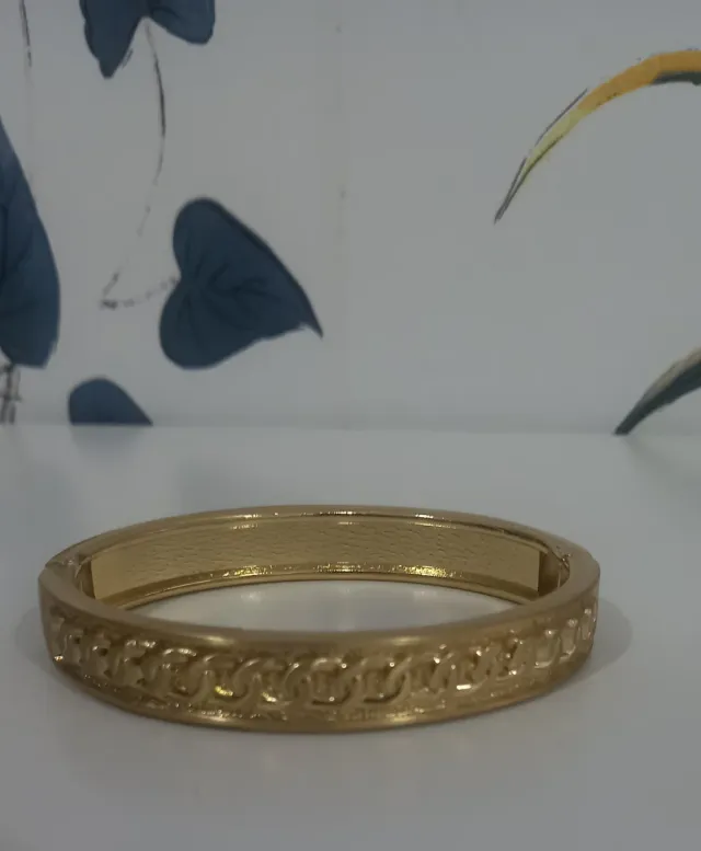 Pulsera acero dorada con diseño de eslabones