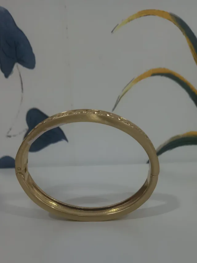 Pulsera acero dorada con diseño de eslabones