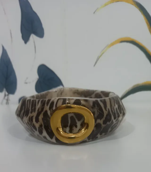 Pulsera con detalle dorado y estampado animal
