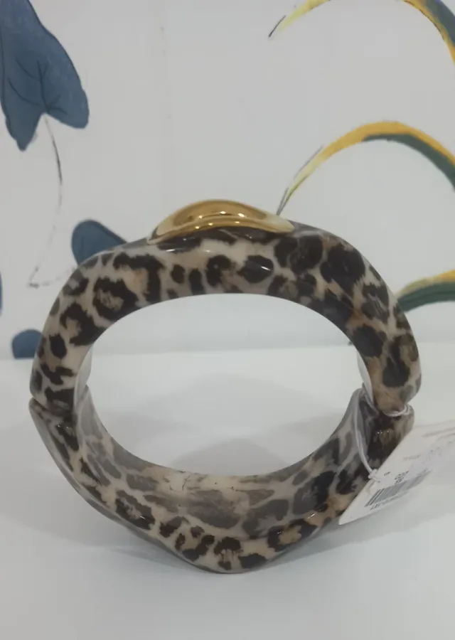Pulsera con detalle dorado y estampado animal