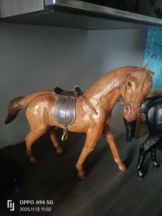 Caballo de cuero marrón y negro con silla