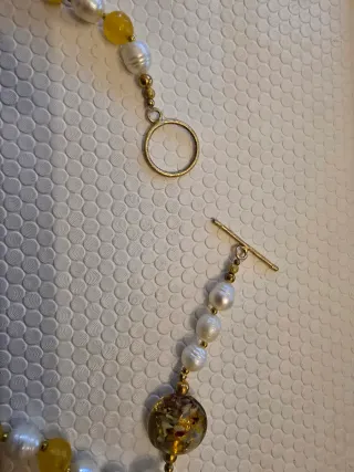 Colar de Pérolas e Pedras Amarelas