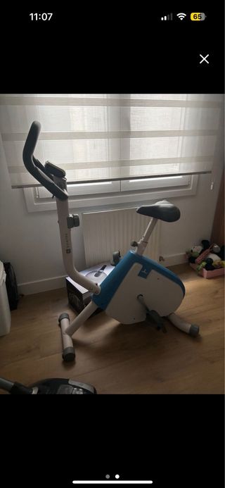 Bicicleta estática azul y blanca