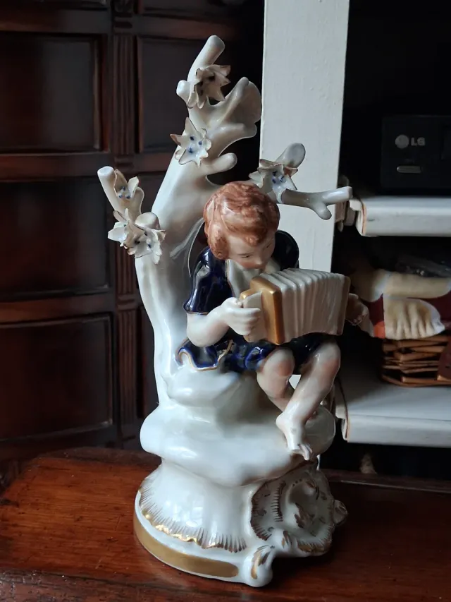 Figura porcelana niño con acordeón