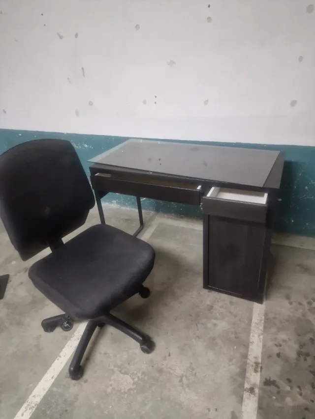 Escritorio con silla y cristal a medida