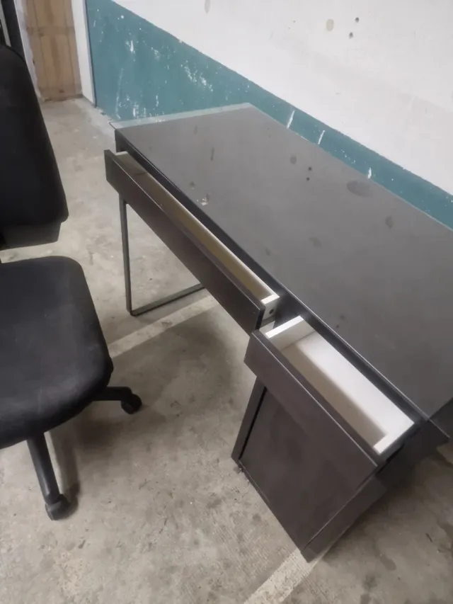 Escritorio con silla y cristal a medida