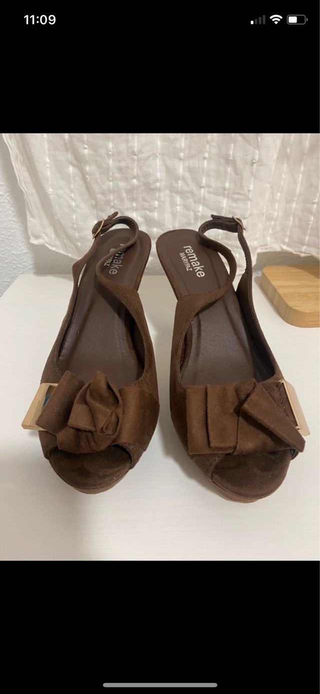 Zapatos de tacón marrón con lazo