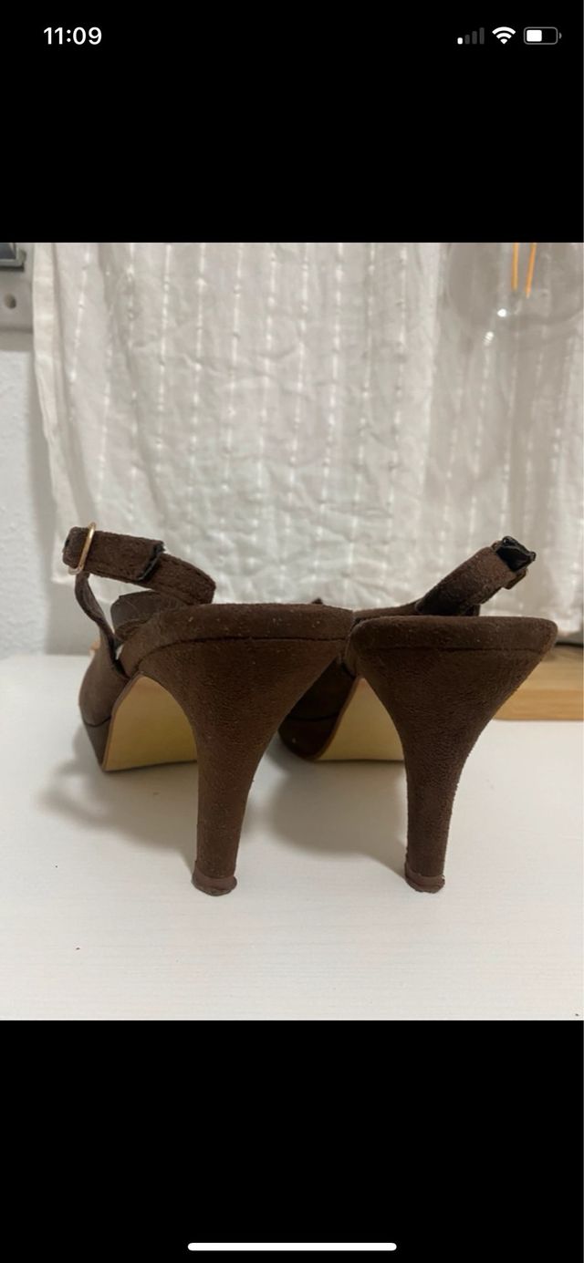 Zapatos de tacón marrón con lazo