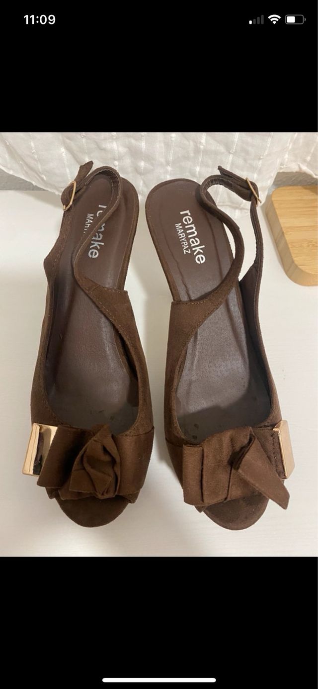 Zapatos de tacón marrón con lazo