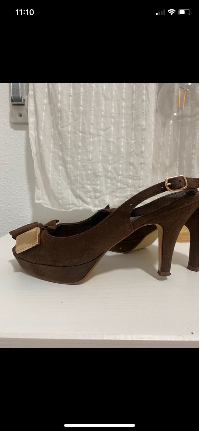 Zapatos de tacón marrón con lazo