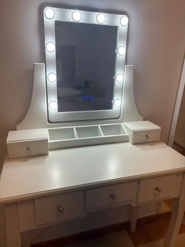 Tocador con espejo y luces LED