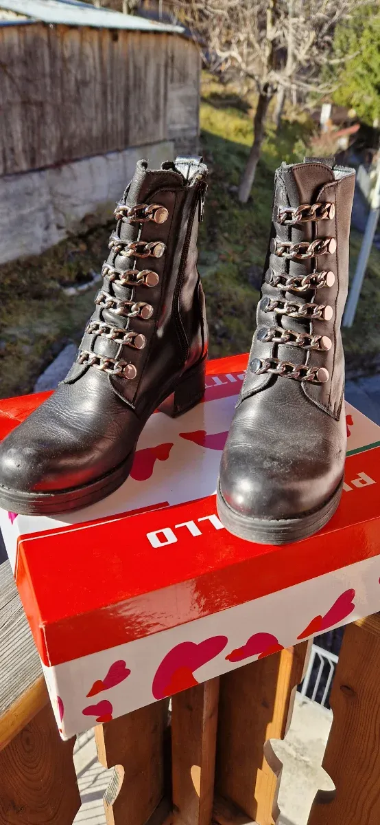 Anfibi neri in pelle con catena