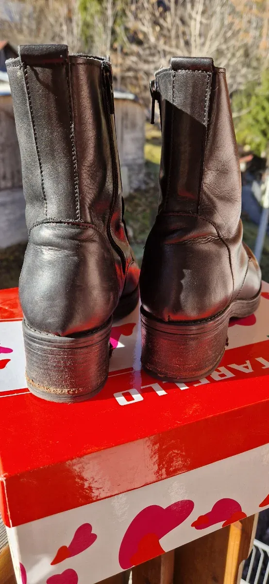 Anfibi neri in pelle con catena