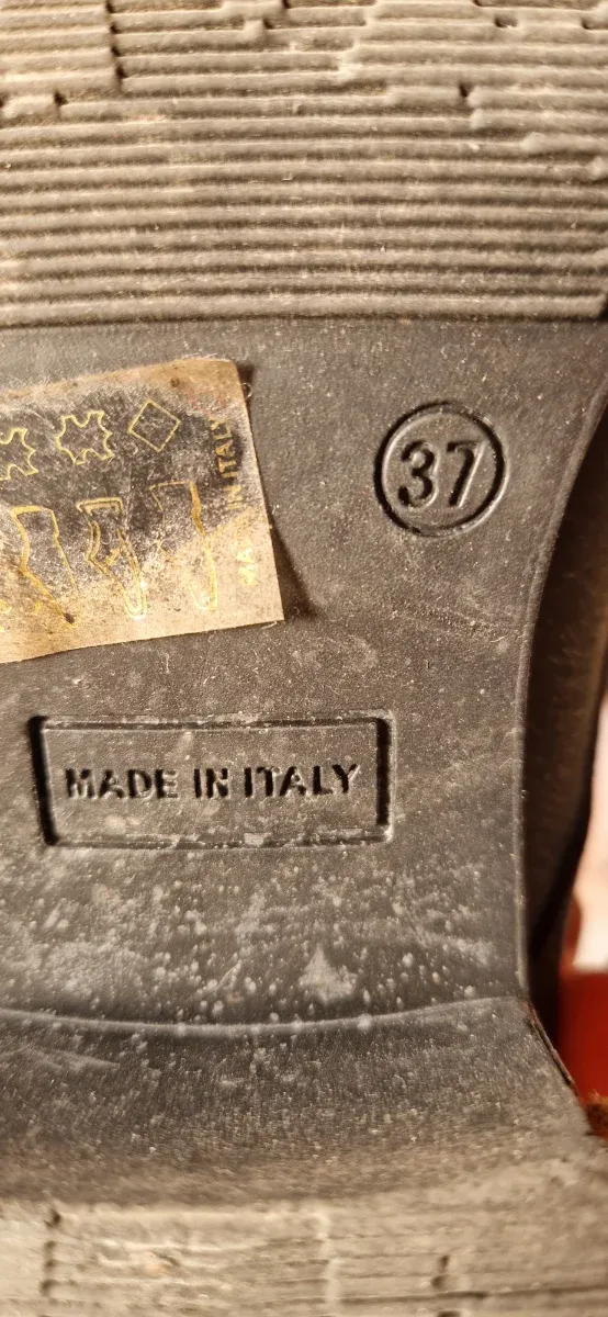 Anfibi neri in pelle con catena