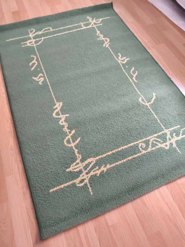 Alfombra verde. Tamaño 150 x 103 cm