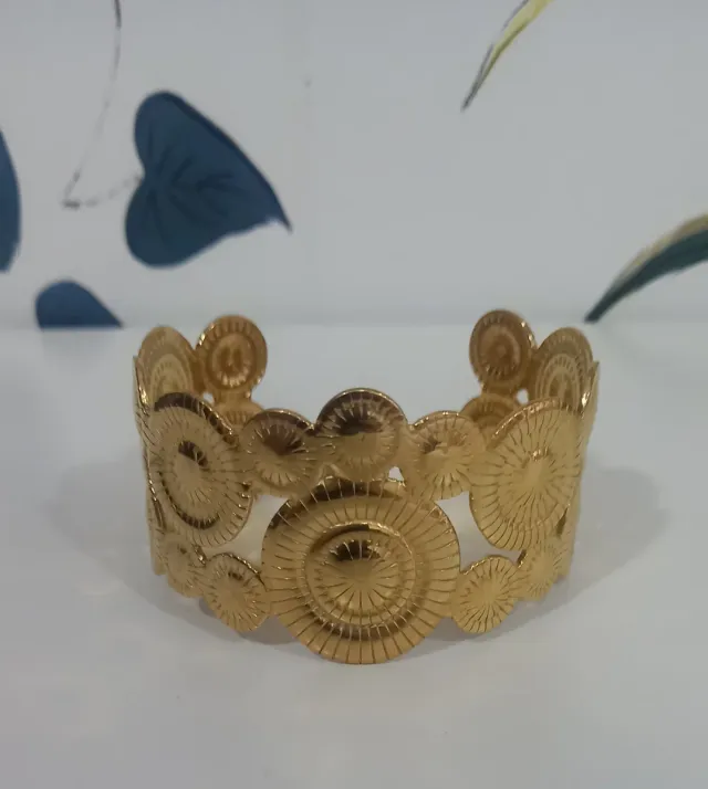 Pulsera acero dorada con diseño circular