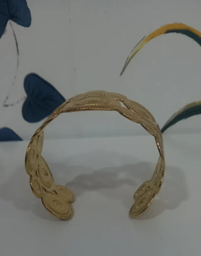 Pulsera acero dorada con diseño circular
